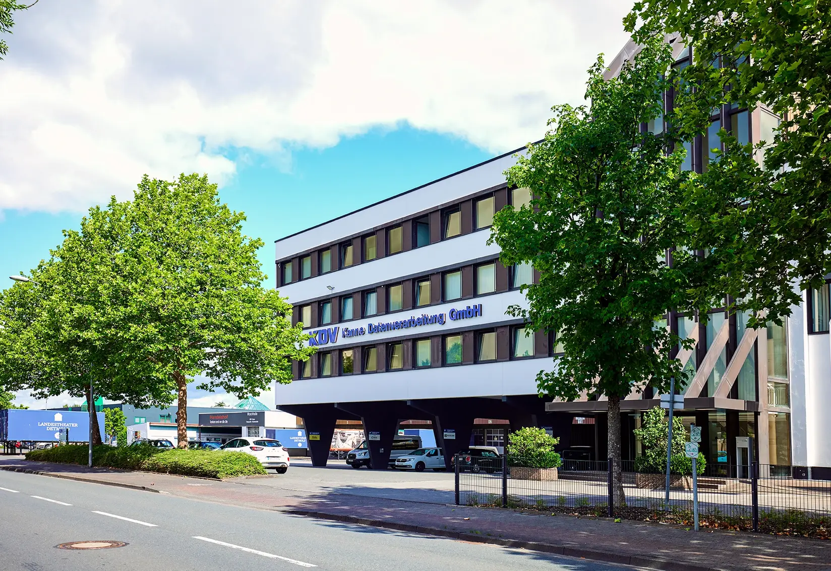 Gebäude der KDV in Detmold mit Bäumen im Vordergrund