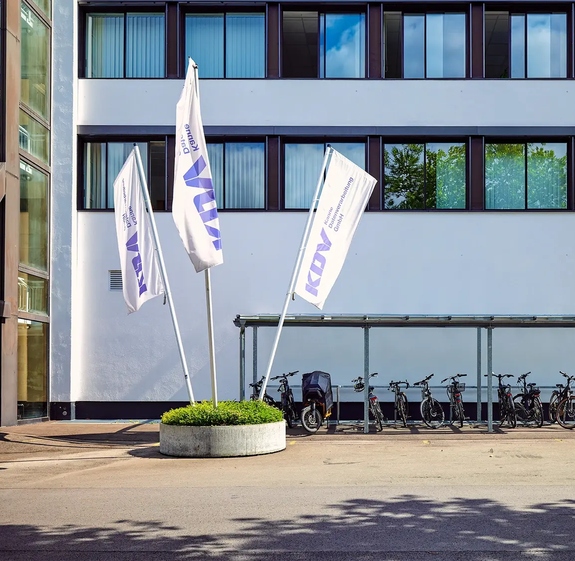 Detail Gebäude der KDV in Detmold mit drei KDV-Flaggen