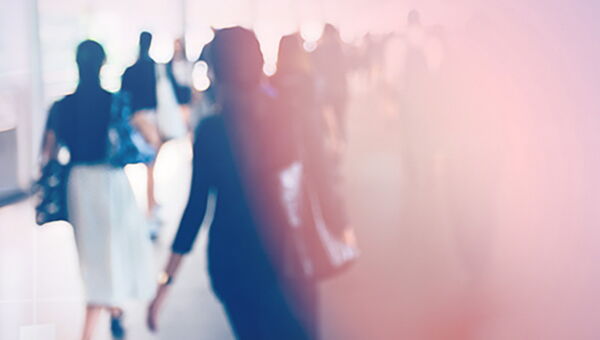 Menschen von hinten gesehen gehen durch eine Halle