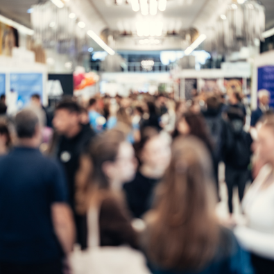 Unscharfes Foto von Menschen auf einer Messe