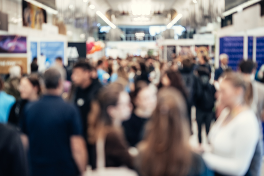 Unscharfes Foto von Menschen auf einer Messe