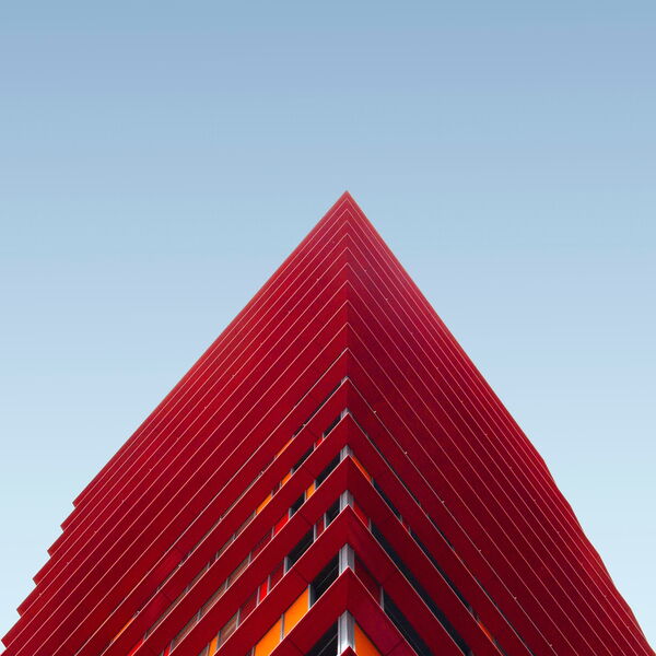 Moderne rote Architektur vor blauem Himmel