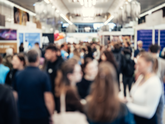 Unscharfes Foto von Menschen auf einer Messe