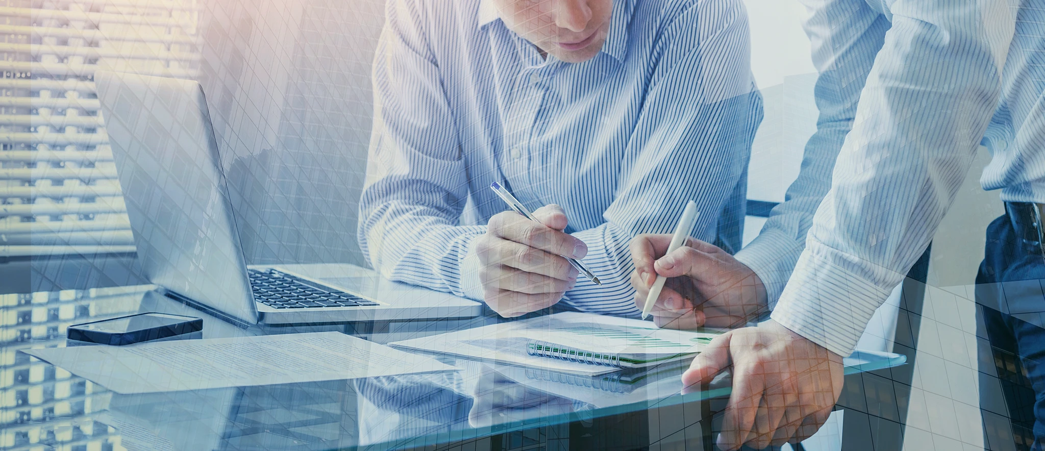 Zwei Mitarbeiter sprechen über eine Notiz in einem Ringblock