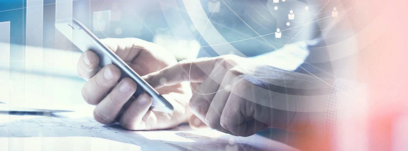 Detail Hände tippen auf einem Smartphone