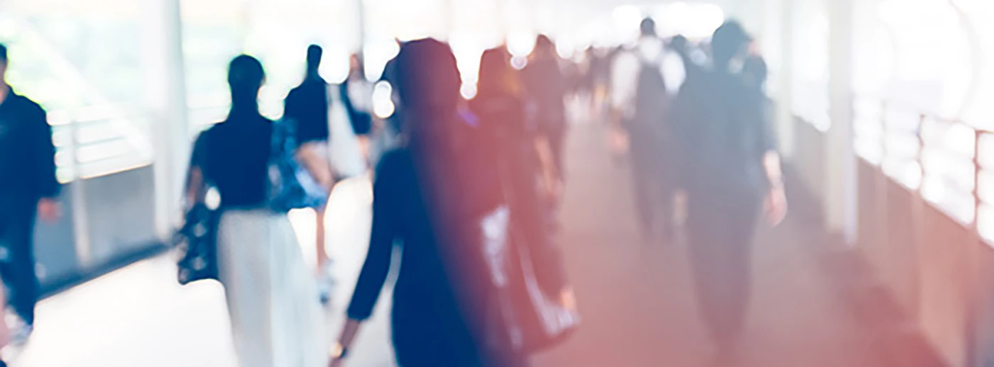 Menschen von hinten gesehen gehen durch eine Halle